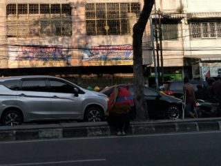 Tak jauh berbeda dengan Ibnu yang mengamen jadi boneka mampang di Jalan Juanda, hal yang sama juga dirasakan Abdul, 9, dan Azis, 11.