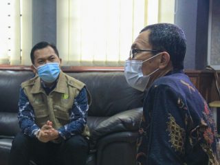 Kepala LLDIKTI Prof Ibnu Hajar Damanik (kanan) saat menerima Direktur Laznas DPF, Ardian Ramadhani.