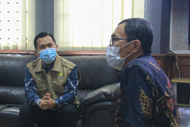 Kepala LLDIKTI Prof Ibnu Hajar Damanik (kanan) saat menerima Direktur Laznas DPF, Ardian Ramadhani.
