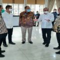 Gubsu, Edy Rahmayadi berbincang dengan Bupati Langkat, Terbit Rencana PA di sela - sela rapat koordinasi di Aula T Rizal Nurdin Rumah Dinas Gubsu, Jumat (19/2/2021)