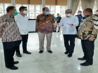 Gubsu, Edy Rahmayadi berbincang dengan Bupati Langkat, Terbit Rencana PA di sela - sela rapat koordinasi di Aula T Rizal Nurdin Rumah Dinas Gubsu, Jumat (19/2/2021)