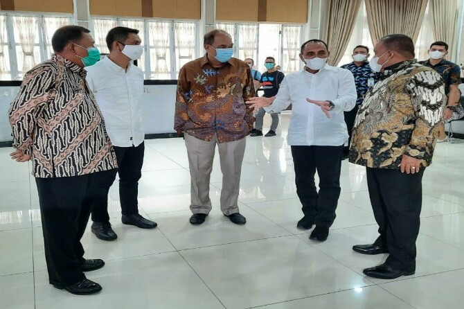 Gubsu, Edy Rahmayadi berbincang dengan Bupati Langkat, Terbit Rencana PA di sela - sela rapat koordinasi di Aula T Rizal Nurdin Rumah Dinas Gubsu, Jumat (19/2/2021)