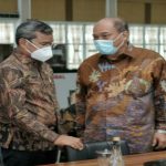 Plh Walikota Medan, Wiriya Alrahman (kiri) berbincang dengan kepala daerah lainnya ketika pertemuan dengan KPK dan Ombudsman di Rumah Dinas Gubernur Sumut, Jumat (19/2/2021).
