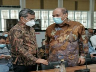 Plh Walikota Medan, Wiriya Alrahman (kiri) berbincang dengan kepala daerah lainnya ketika pertemuan dengan KPK dan Ombudsman di Rumah Dinas Gubernur Sumut, Jumat (19/2/2021).