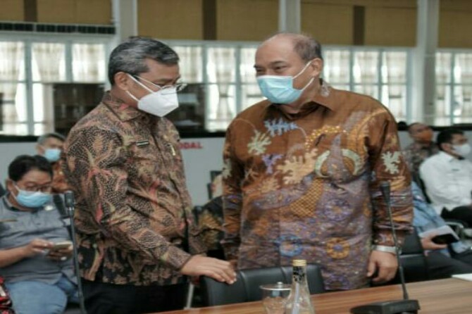 Plh Walikota Medan, Wiriya Alrahman (kiri) berbincang dengan kepala daerah lainnya ketika pertemuan dengan KPK dan Ombudsman di Rumah Dinas Gubernur Sumut, Jumat (19/2/2021).