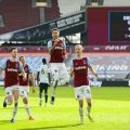 West Ham United menggeser Chelsea dari posisi 4 besar klasemen usai menumbangkan Tottenham Hotspur 2-1.
