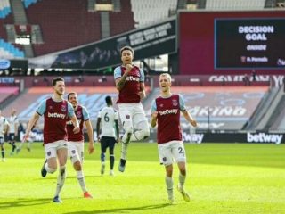 West Ham United menggeser Chelsea dari posisi 4 besar klasemen usai menumbangkan Tottenham Hotspur 2-1.