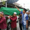 Pelayat mengangkat jenazah Fiqih, salah satu korban tewas dalam kecelakaan maut di Pabatu, tadi malam.