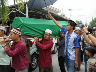 Pelayat mengangkat jenazah Fiqih, salah satu korban tewas dalam kecelakaan maut di Pabatu, tadi malam.