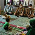 Bupati Langkat, Terbit Rencana PA bersama rombongan mengunjungi rumah Ari Firdausi, 32, di Desa Pantai Gemi kecamatan Stabat, Senin (22/2/2021).