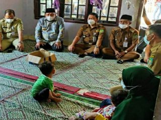 Bupati Langkat, Terbit Rencana PA bersama rombongan mengunjungi rumah Ari Firdausi, 32, di Desa Pantai Gemi kecamatan Stabat, Senin (22/2/2021).
