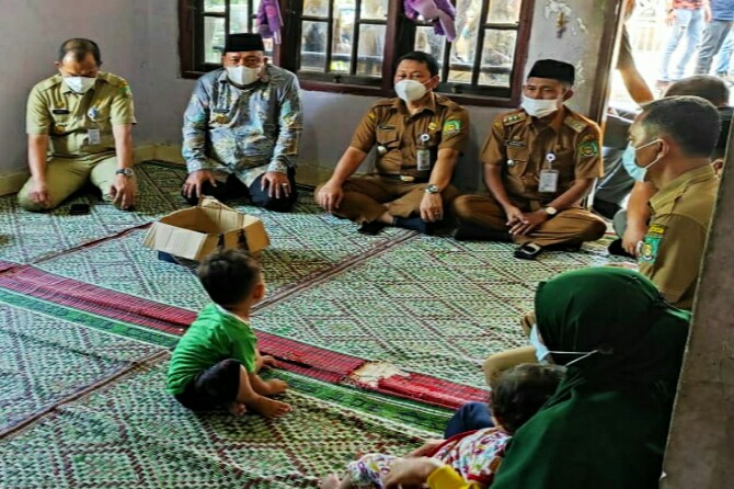 Bupati Langkat, Terbit Rencana PA bersama rombongan mengunjungi rumah Ari Firdausi, 32, di Desa Pantai Gemi kecamatan Stabat, Senin (22/2/2021).