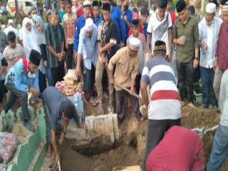 Sembilan Jenazah korban kecelakaan Bus Intra kontra Avanza di Jalan Lintas Tebingtinggi-Pematangsiantar, dimakamkan di TPU Kamboja, Jalan Kamboja, Dusun I, Desa Lau Dendang Kecamatan Percut Sei Tuan.