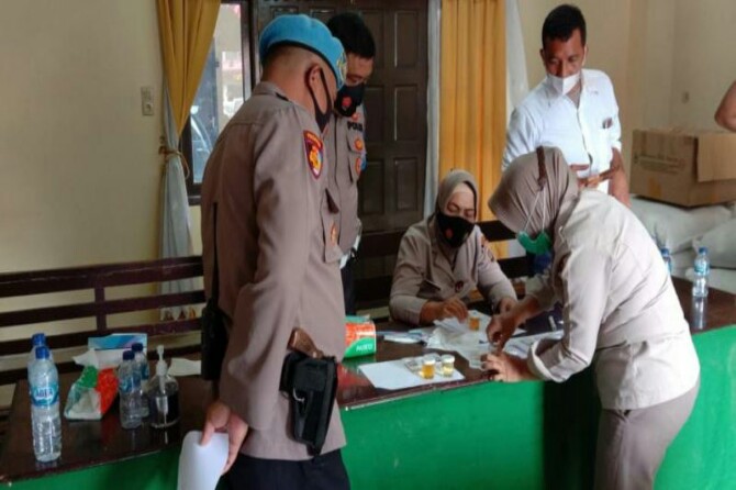 Polrestabes Medan melakukan tes urine terhadap 229 personelnya di Aula Bhayangkara Polrestabes Medan