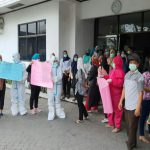 Puluhan tenaga kesehatan (nakes) medis maupun non medis yang bertugas di Rumah Sakit Permata Bunda menggelar unjuk rasa