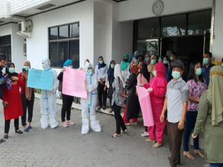 Puluhan tenaga kesehatan (nakes) medis maupun non medis yang bertugas di Rumah Sakit Permata Bunda menggelar unjuk rasa