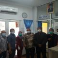 Ketua PWI Sumut, Hermansjah, foto bersama tenaga kesehatan Klinik UMSU dan calon peserta UKW.