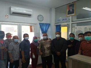 Ketua PWI Sumut, Hermansjah, foto bersama tenaga kesehatan Klinik UMSU dan calon peserta UKW.