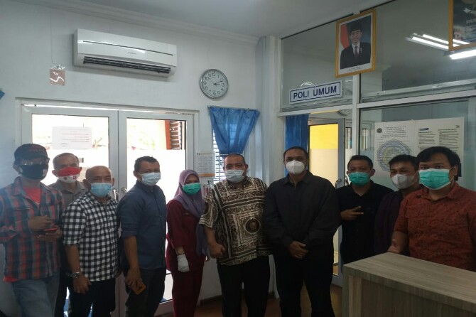 Ketua PWI Sumut, Hermansjah, foto bersama tenaga kesehatan Klinik UMSU dan calon peserta UKW.