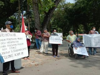 Belasan warga Karya Ujung Helvetia, Deli Serdang yang hendak digusur oleh pihak PTPN II mendatangi Gubernur Sumatera Utara (Sumut), Edy Rahmayadi