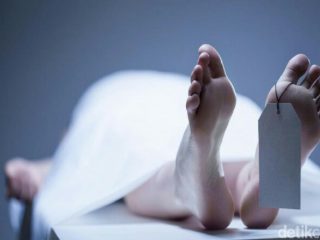 empat petugas medis laki-laki RSUD Djasamen Saragih Pematangsiantar, Sumatera Utara yang memandikan jenazah pasien suspek covid-19 berjenis kelamin perempuan telah melanggar syariat Islam dan fatwa MUI