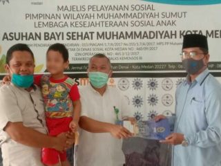 Wujud syukur atas milad ke -49, FISIP UMSU berikan bantuan kepada penyapu jalan dan panti asuhan