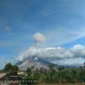 Gunung Sinabung kembali erupsi dengan meluncurkan kolom abu setinggi 1,5 kilometer
