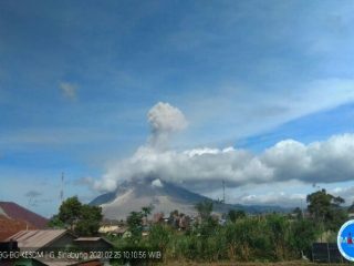 Gunung Sinabung Erupsi Pagi Tadi, Tinggi Kolom Abu 1,5 Km