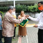 Plh Walikota Medan, Wiriya Alrahman menyerahkan 99 SK Pengangkatan Pegawai Pemerintah dengan Perjanjian Kerja (PPPK).