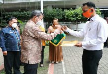 Plh Walikota Medan, Wiriya Alrahman menyerahkan 99 SK Pengangkatan Pegawai Pemerintah dengan Perjanjian Kerja (PPPK).