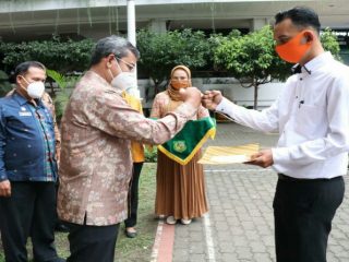 Plh Walikota Medan, Wiriya Alrahman menyerahkan 99 SK Pengangkatan Pegawai Pemerintah dengan Perjanjian Kerja (PPPK).
