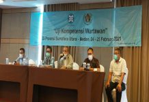 Ketua UKW Dewan Pers Prof Rajab Ritonga (dua dari kiri) dan Ketua PWI Sumut (tengah) mengumumkan hasil UKW di Medan, Kamis (25/2/2021). Sebanyak 50 wartawan dinyatakan kompeten Utama, Madya dan Muda.