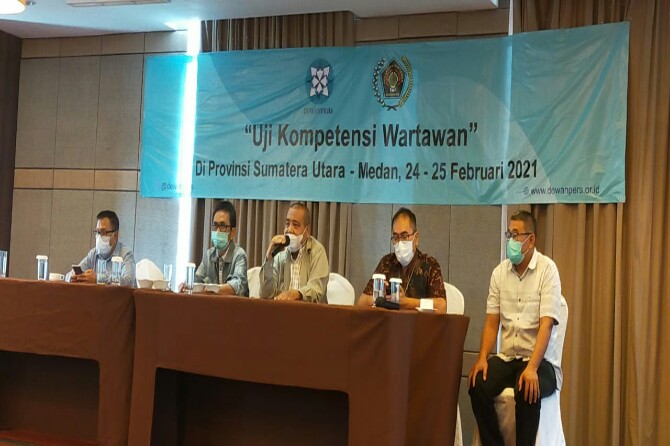 Ketua UKW Dewan Pers Prof Rajab Ritonga (dua dari kiri) dan Ketua PWI Sumut (tengah) mengumumkan hasil UKW di Medan, Kamis (25/2/2021). Sebanyak 50 wartawan dinyatakan kompeten Utama, Madya dan Muda.