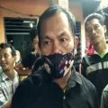 Ayah Feri (tengah) saat di wawancarai awak media di rumahnya Jalan Perwira 1 Kecamatan Medan Timur