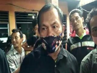 Ayah Feri (tengah) saat di wawancarai awak media di rumahnya Jalan Perwira 1 Kecamatan Medan Timur