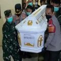 Jenazah Pratu Martinus Risky Kardo Sinurat tiba di rumah duka setelah dijemput dari Bandara Silangit, Tapanuli Utara, menggunakan mobil ambulans milik Polri, Jumat (26/2/2021).