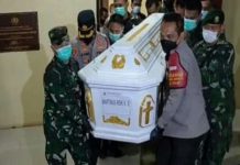 Jenazah Pratu Martinus Risky Kardo Sinurat tiba di rumah duka setelah dijemput dari Bandara Silangit, Tapanuli Utara, menggunakan mobil ambulans milik Polri, Jumat (26/2/2021).