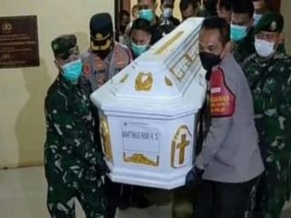 Jenazah Pratu Martinus Risky Kardo Sinurat tiba di rumah duka setelah dijemput dari Bandara Silangit, Tapanuli Utara, menggunakan mobil ambulans milik Polri, Jumat (26/2/2021).