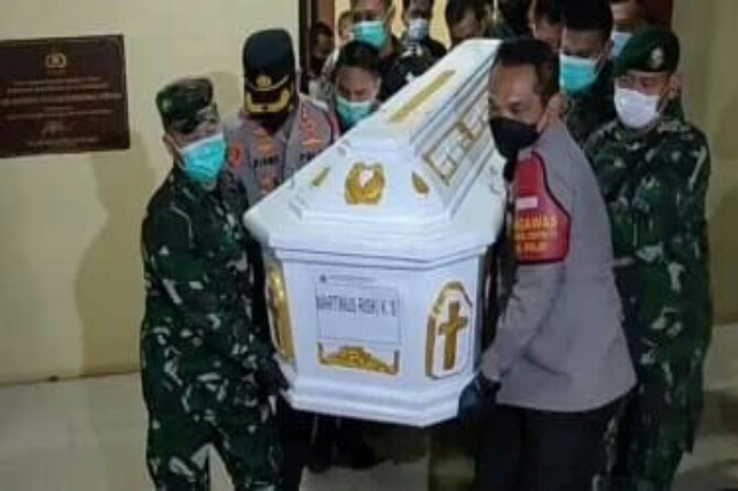 Jenazah Pratu Martinus Risky Kardo Sinurat tiba di rumah duka setelah dijemput dari Bandara Silangit, Tapanuli Utara, menggunakan mobil ambulans milik Polri, Jumat (26/2/2021).