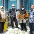 Kadis Lingkungan Langkat, Iskandar Tarigan (pakai topi) bersama tim meninjau Sungai Wampu Langkat