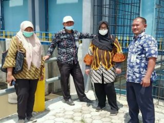 Kadis Lingkungan Langkat, Iskandar Tarigan (pakai topi) bersama tim meninjau Sungai Wampu Langkat