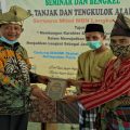 Perwakilan PB MBN Langkat menyerahkan cindera mata kepada Wakil Bupati Langkat, Syah Affandin (pakai batik)