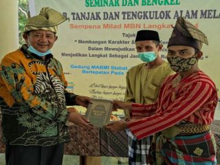 Perwakilan PB MBN Langkat menyerahkan cindera mata kepada Wakil Bupati Langkat, Syah Affandin (pakai batik)