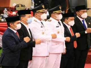 Walikota Medan, Bobby Nasution bersama Wakil Walikota Medan, Aulia Rachman berfoto bersama dengan pimpinan dewan usai sidang paripurna DPRD Medan, Jumat (26/2/2021).