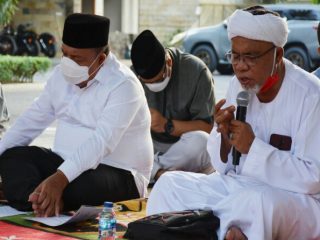 Para jamaah umroh dan alim ulama Langkat Hulu mendatangi kediaman Bupati Langkat, Terbit Rencana PA di Desa Raja Tengah, Kecamatan Kuala, Kabupaten Langkat