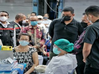 Walikota Medan, Bobby Afif Nasution meninjau pelaksanaan vaksinasi yang tersebar di 4 titik wilayah Kota Medan, Sabtu (27/2/2021).