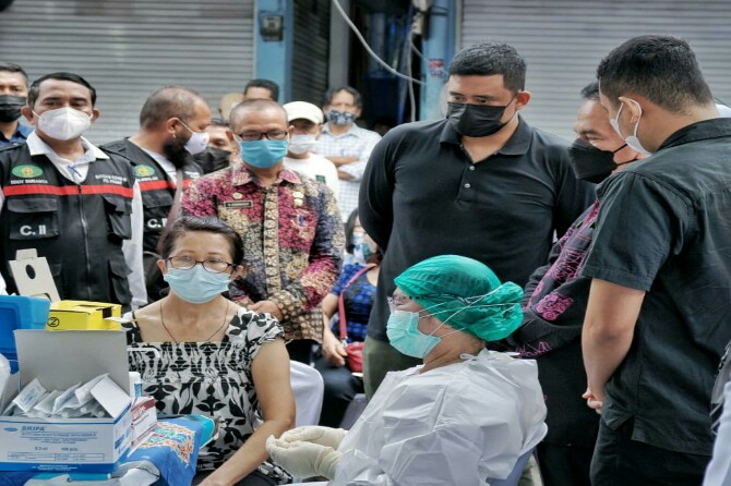 Walikota Medan, Bobby Afif Nasution meninjau pelaksanaan vaksinasi yang tersebar di 4 titik wilayah Kota Medan, Sabtu (27/2/2021).