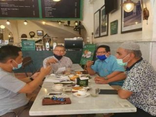 Rapat evaluasi Dewan Kehormatan Persatuan Wartawan Indonesia Sumatera Utara (DK-PWI Sumut) di Medan Minggu (28/2). Rapat yang diadakan menjelang masa bakti Mei 2021 dihadiri oleh empat pengurus DK-PWI Sumut, yatu ketua Sofyan Harahap, sekretaris War Djamil, serta Azrin Maridha dan Nurhalim Tanjung sebagai anggota.