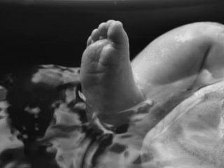 pelaku berinisial AS diketahui membeli bayi tersebut sebesar Rp5 juta dari ibu kandungnya. 