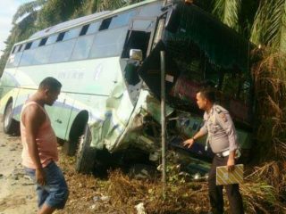Seorang sopir bus Intra yang terlibat kecelakaan dengan Avanza yang sempat kabur, kini telah menyerahkan diri ke Polres Pematangsiantar.